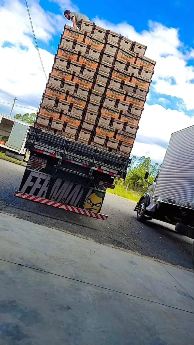 Caminhão da Fermiano carregado com caixas de maracujá
